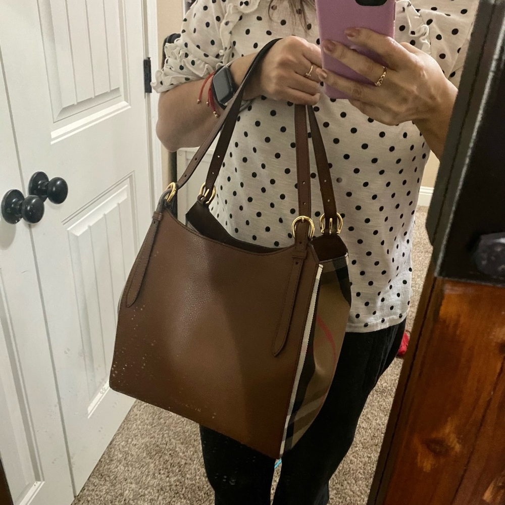 NWT Burberry tote Handbag - Picture 16 of 16